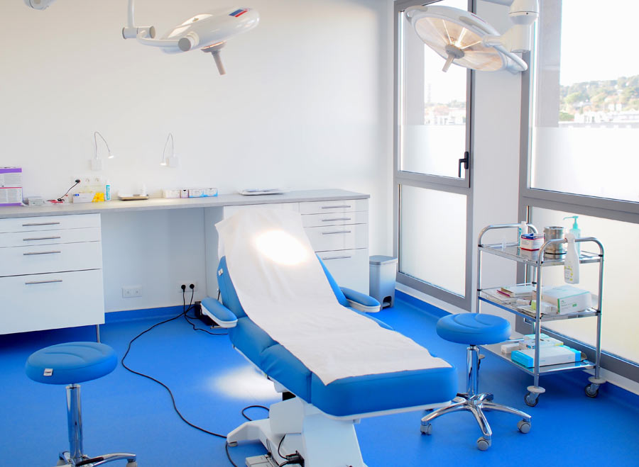 salle opératoire spacieuse et équipée